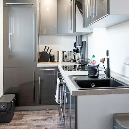 Schoene 2-zimmerwhg 2-4 Personen, Gut Angebunden Apartman